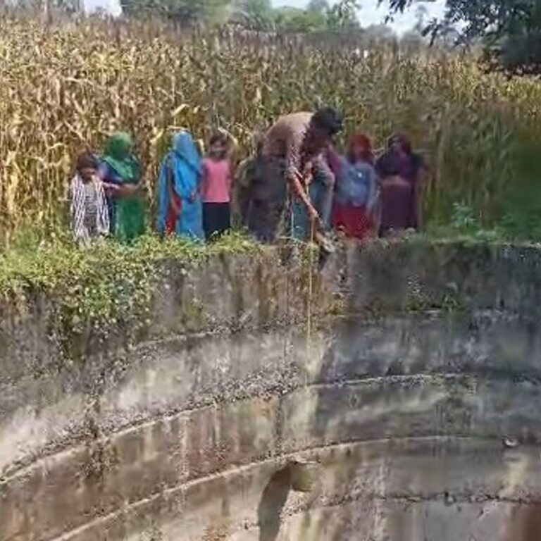 आलीराजपुर; छोटा इटारा में ग्रामीण गंदा पानी पीने को मजबूर:कई महीने से हेडपंप अधूरा, विधायक ने जनविश्वास अभियान में उठाया मुद्दा